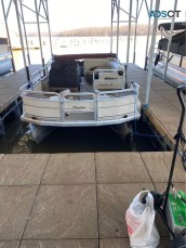 2004 Tracker 21’ fishing barge