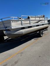 2004 Tracker 21’ fishing barge