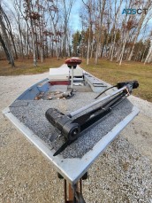 1986 Smoker Craft bass catcher