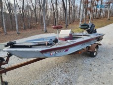 1986 Smoker Craft bass catcher