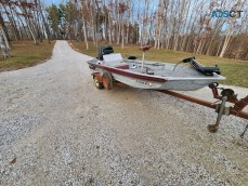 1986 Smoker Craft bass catcher